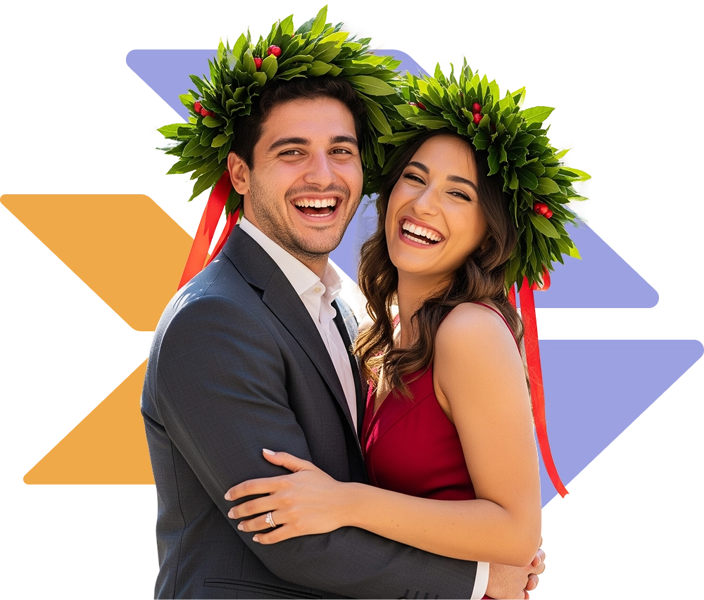 coppia di laureati sorride e si abbraccia sullo sfondo un elemento grafico