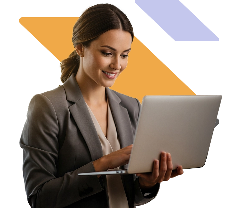 professionista guarda un pc sorride