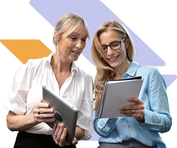 due docenti osservano i libri di testo sorridendo